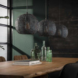Hængelampe Armoor DH Interiør Brun LxBxH 111x35x29 Sort brun Atmosfærisk foto diagonalt set forfra
