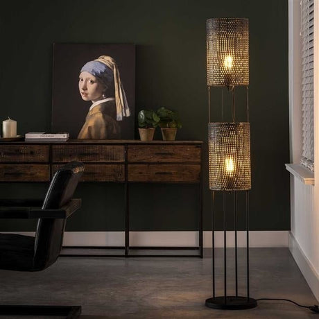 Gulvlampe Armoor DH Interiør Brun LxBxH 155x31x30 Sort brun Atmosfærisk foto diagonalt set forfra