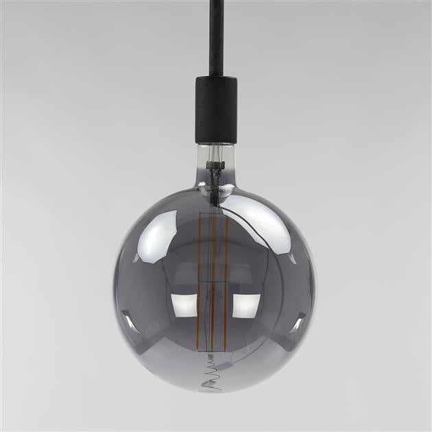 Lyskilde LED glødetråd Pære Ø20 Smoke DH Interiør Grå LxBxH 32x23x23 Glas Atmosfærisk foto diagonalt set forfra