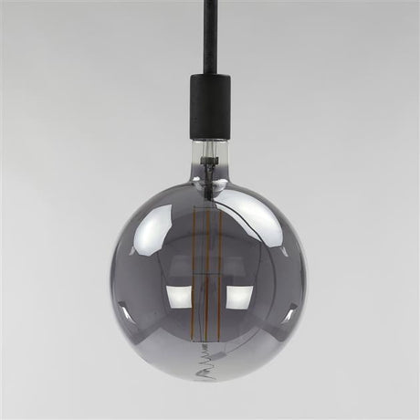 Lyskilde LED glødetråd Pære Ø20 Smoke DH Interiør Grå LxBxH 32x23x23 Glas Atmosfærisk foto diagonalt set forfra