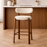 Barstol i bouclé sandfarve Aiko - stel i valnød-look - Japandi