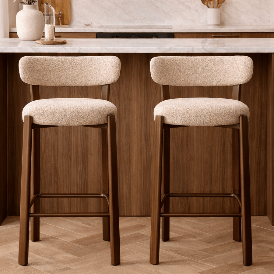 Barstol i bouclé sandfarve Aiko - stel i valnød-look - Japandi