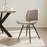 Beau Dining Room Stol Beige Fløjlsstof - Uden Armlæn stemningsbillede i et moderne interiør