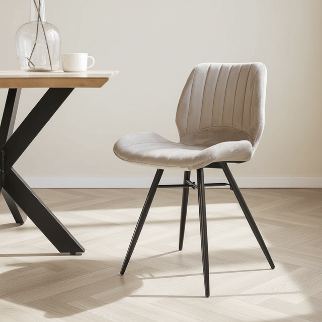 Beau Dining Room Stol Beige Fløjlsstof - Uden Armlæn stemningsbillede i et moderne interiør