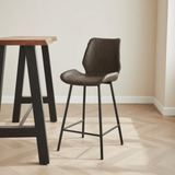 Beau Industrial Barstol Taupe imiteret læder - 67 cm Sædehøjde - Uden armlæn stemningsbillede i moderne interiør