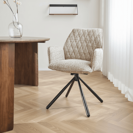 Roterbar spisestuestol Beige Novan Chenille – 180° drejeligt stemningsbillede i et moderne interiør