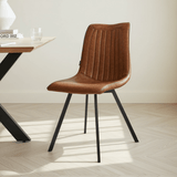 Spisestuestol cognac i et moderne interiør