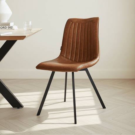 Spisestuestol cognac i moderne interiør