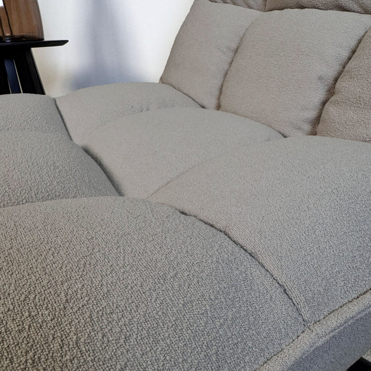 Fauteuils - Scandinavische draaifauteuil taupe bouclé stof 360° draaibaar Yuki - Dimehouse