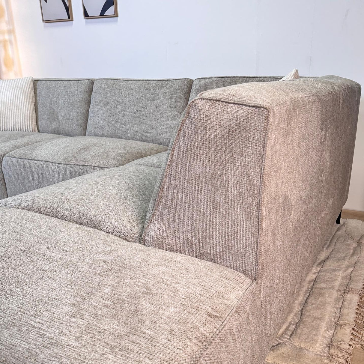 Hjørnesofa grå chenille quiltet Ravi – højre 
