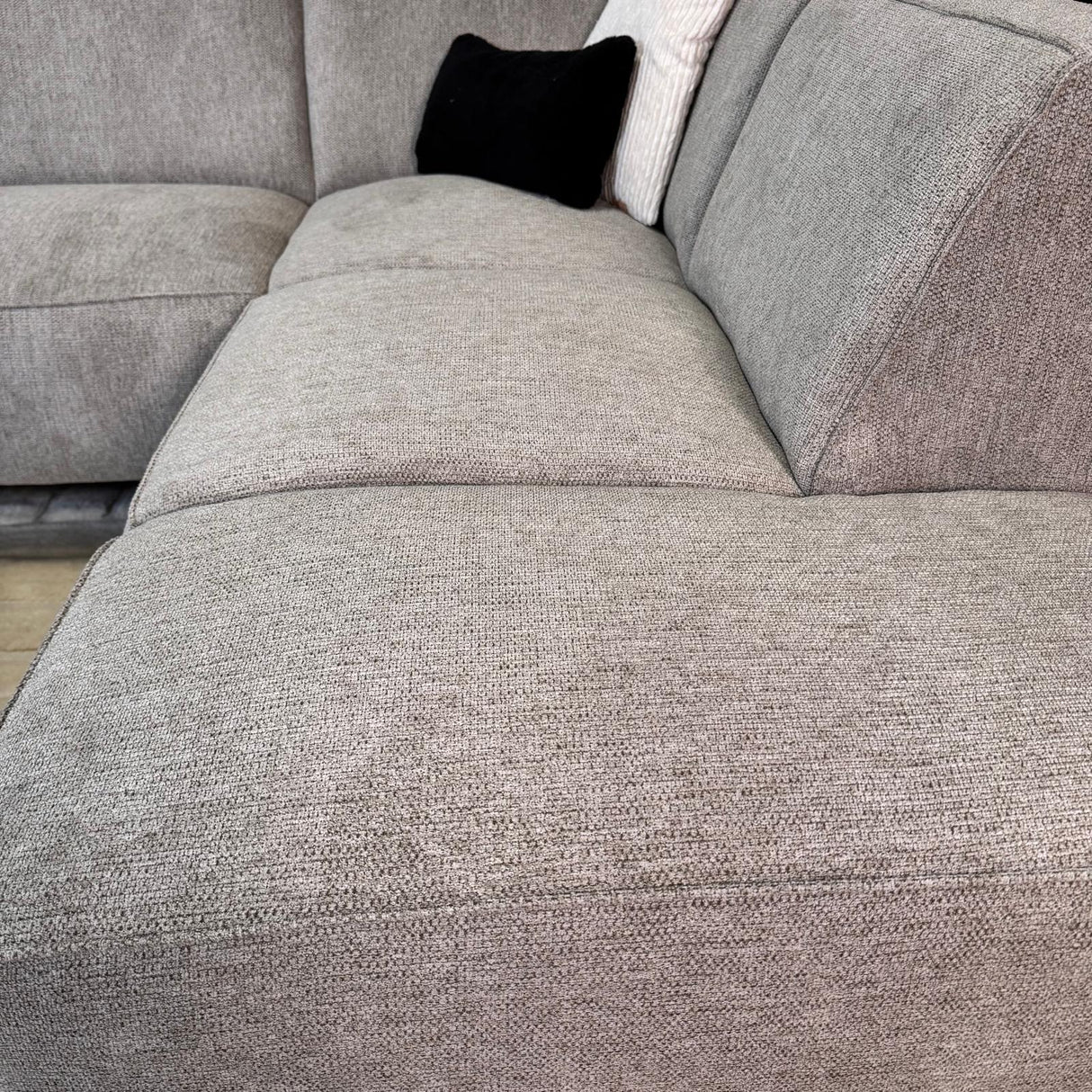 Hjørnesofa grå chenille quiltet Ravi – højre 