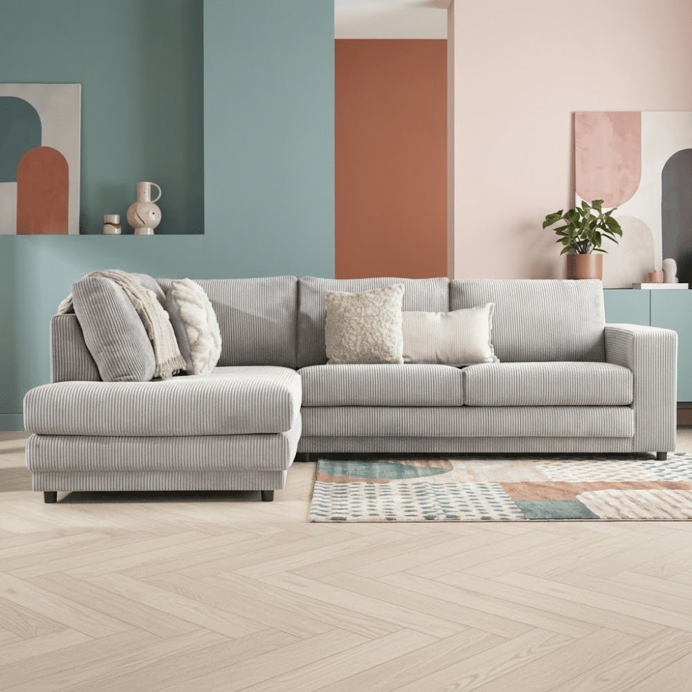 Hjørnesofa lysegrå ribstof puffebord Gabi - venstre 