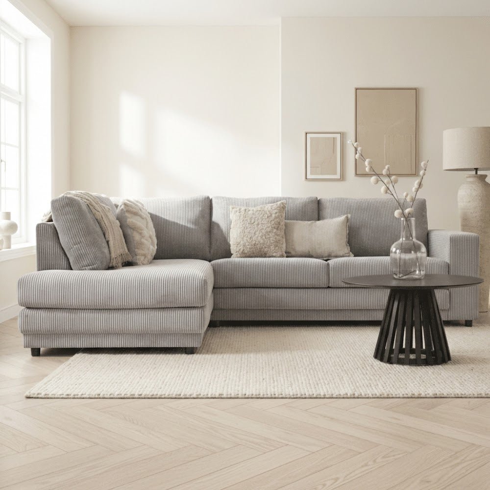 Hjørnesofa lysegrå ribstof puffebord Gabi - venstre 