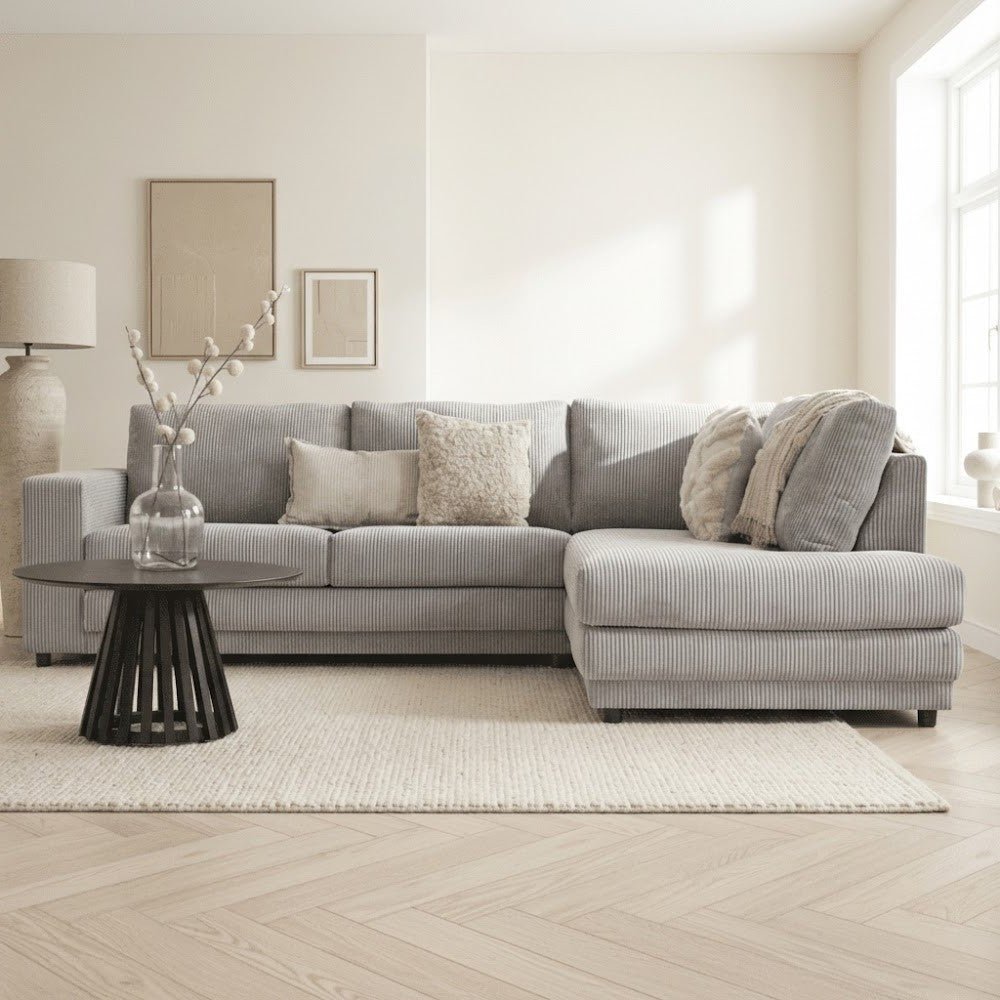 L-formet hjørnesofa i lysegråt ribstof med chaiselong Gabi - højre 