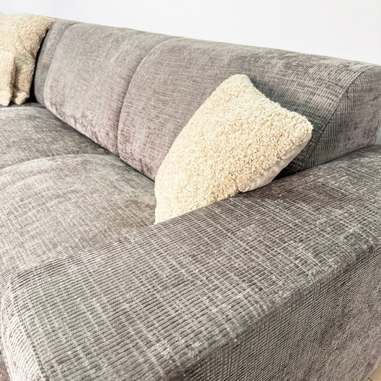Hjørnesofa med chaise longue taupe chenille stof Manon - venstre 