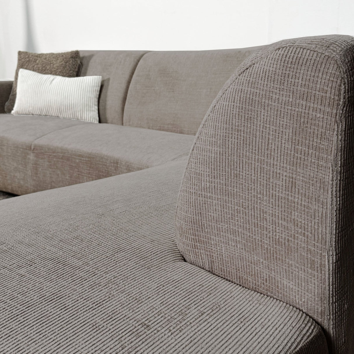 Hjørne sofa manon med chaise longue på højre chenille taupe