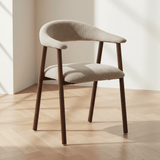 Japandi Eetkamerstoel Zandkleur Bouclé Suki - Walnoot Frame - Met Armleuning