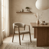 Japandi spisebordsstol i sandfarvet bouclé Kyo - stel i valnød - med armlæn