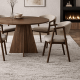 Japandi spisebordsstol i sandfarvet bouclé Kyo - stel i valnød - med armlæn