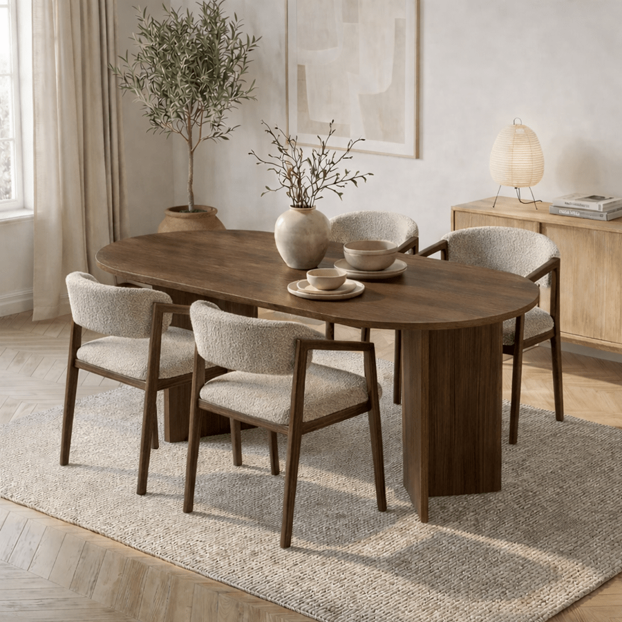 Japandi spisebordsstol i sandfarvet bouclé Kyo - stel i valnød - med armlæn