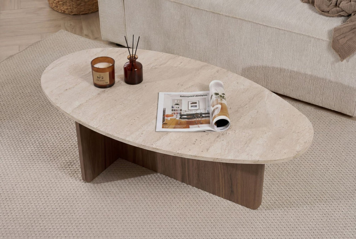 Økologisk småstensformet sofabord med plade i travertin-look og melaminbund i valnød. Japandi design på 120x60cm.