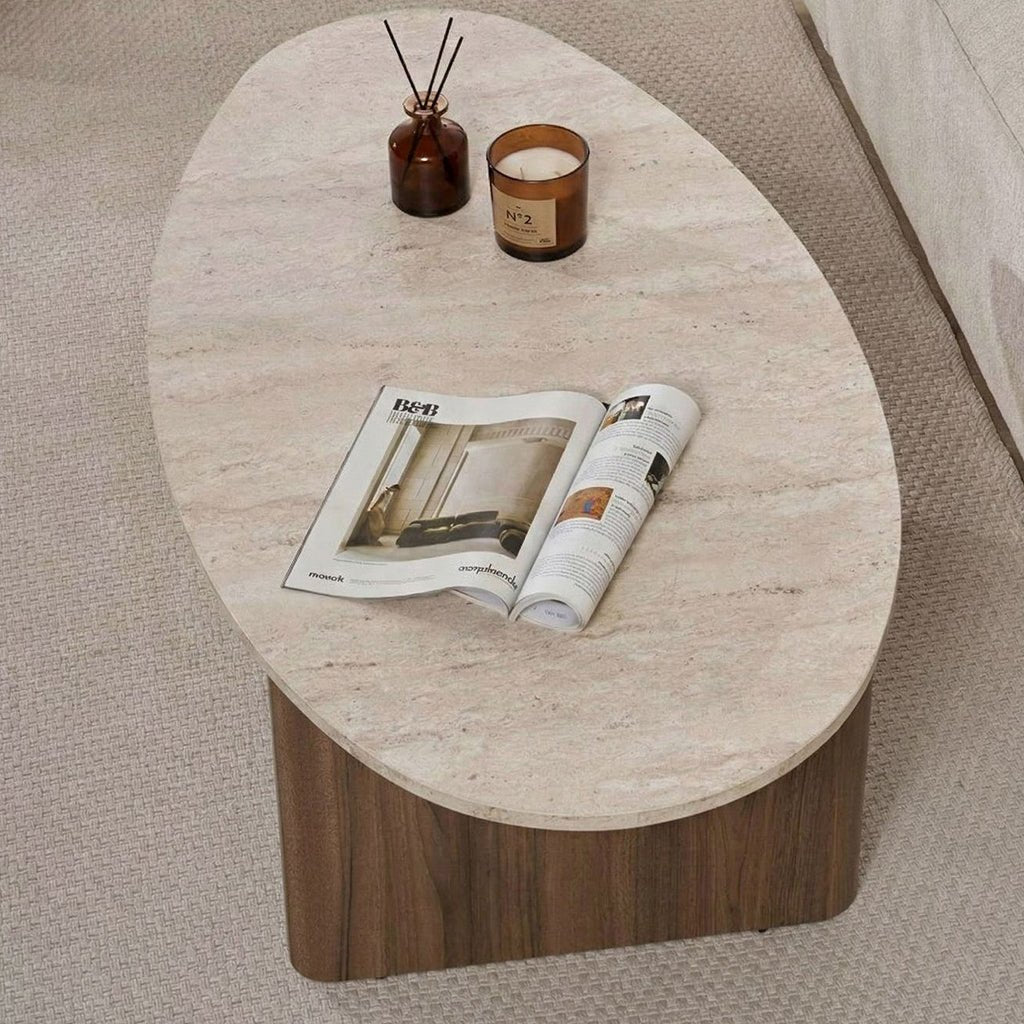 Økologisk småstensformet sofabord med plade i travertin-look og melaminbund i valnød. Japandi design på 120x60cm.