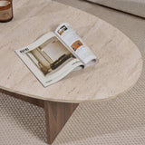 Økologisk småstensformet sofabord med plade i travertin-look og melaminbund i valnød. Japandi design på 120x60cm.