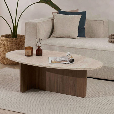Økologisk småstensformet sofabord med plade i travertin-look og melaminbund i valnød. Japandi design på 120x60cm.