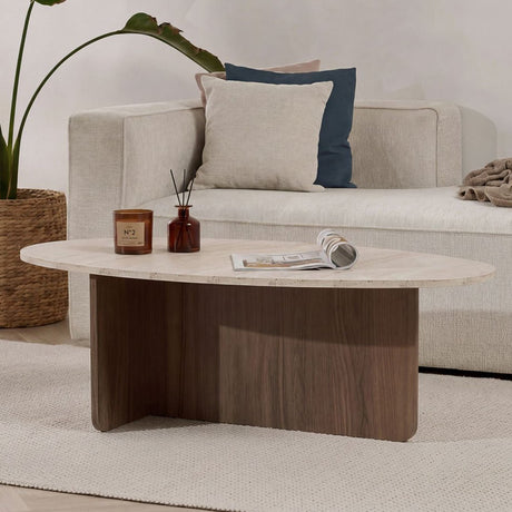 Økologisk småstensformet sofabord med plade i travertin-look og melaminbund i valnød. Japandi design på 120x60cm.