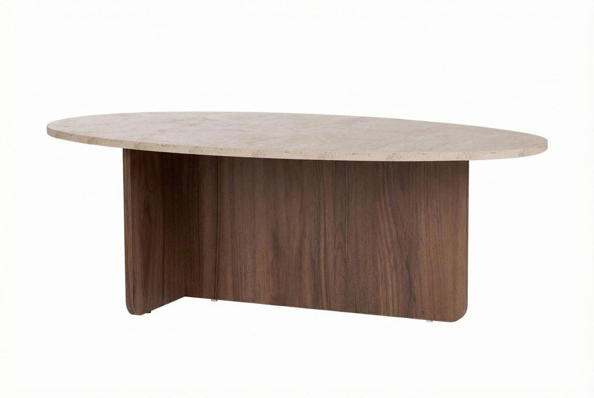 Hvidt foto, småstensformet sofabord med plade i travertin-look og melaminbund i valnød. Japandi design på 120x60cm.