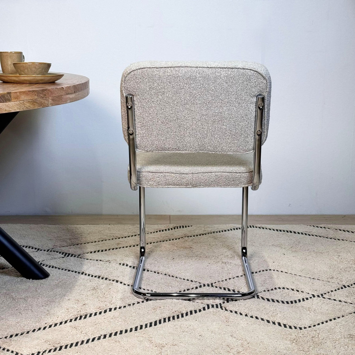 Moderne Spisebordsstol Sandfarvet Bouclé Stof Sway - Krom Ramme - Uden Armlæn 