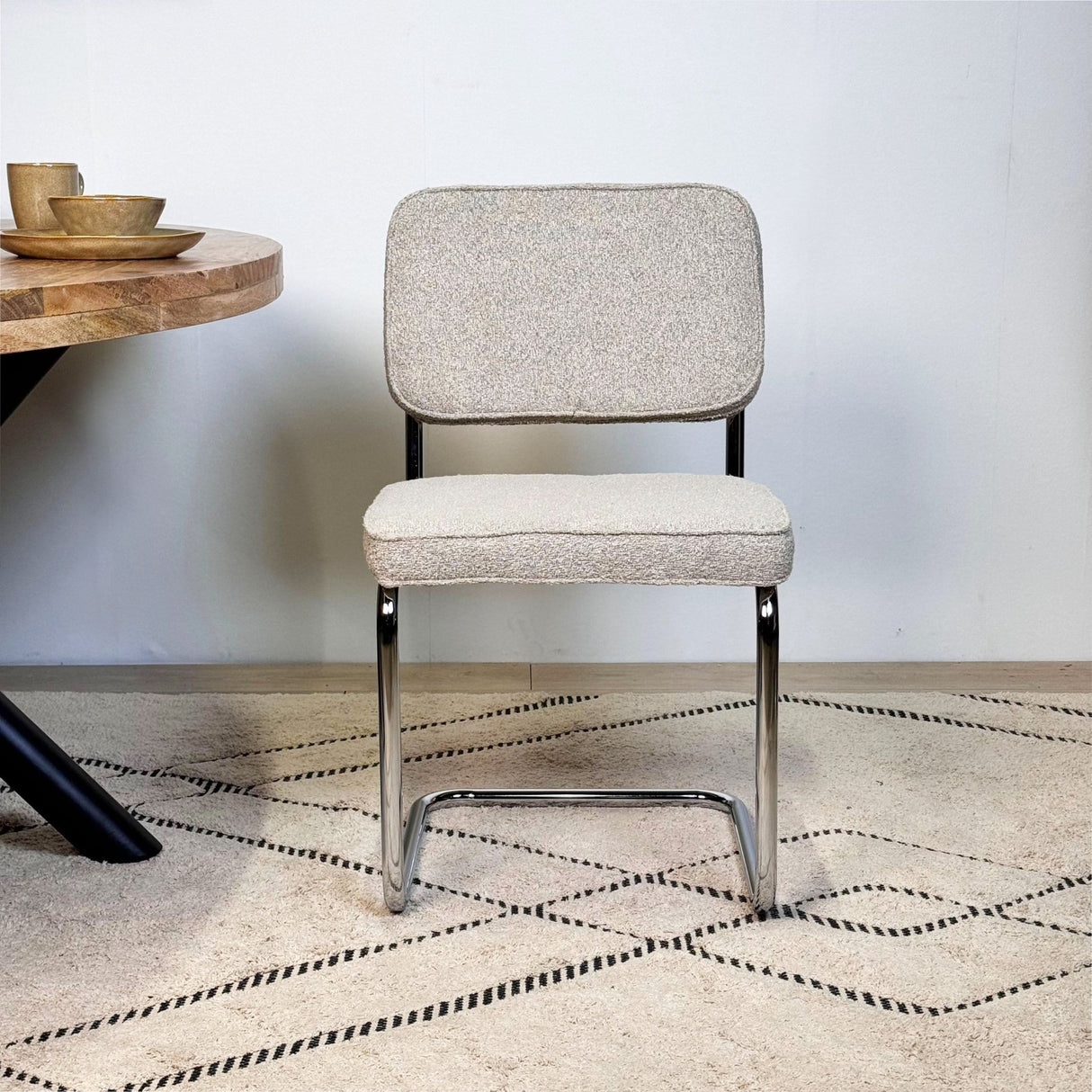 Moderne Spisebordsstol Sandfarvet Bouclé Stof Sway - Krom Ramme - Uden Armlæn 
