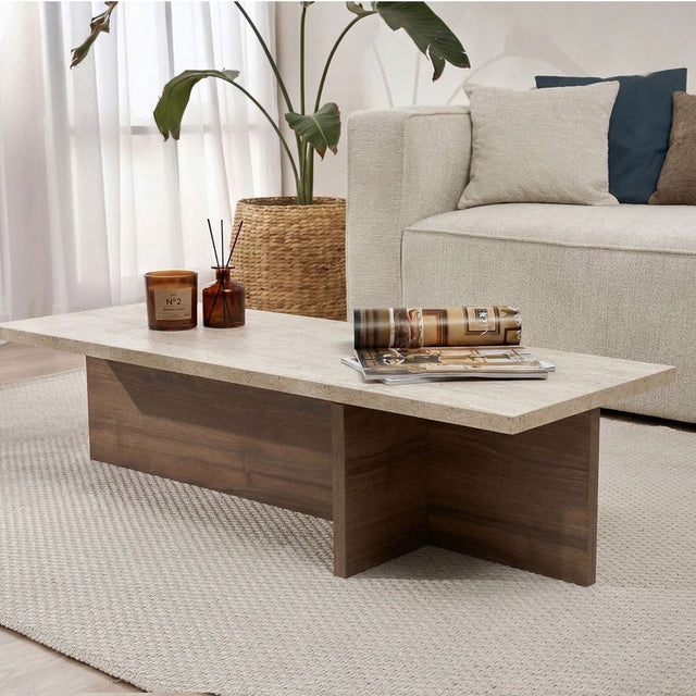 Moderne rektangulært sofabord med travertinplade og melaminbund i valnød. Mål: 120 x 45 x 30 cm.