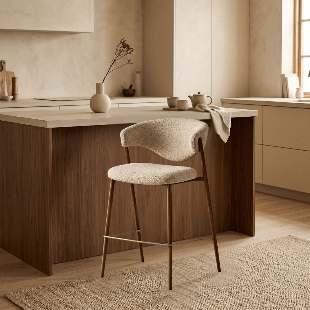 Barstoel bouclé zandkleur Kaito - walnootlook frame - Japandi