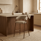 Barstol i bouclé sandfarve Ryo - stel i valnød-look - Japandi