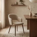 Japandi eetkamerstoel zandkleur bouclé Aki - walnoot frame - met armleuning