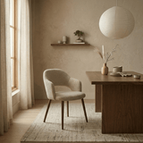 Japandi eetkamerstoel zandkleur bouclé Aki - walnoot frame - met armleuning