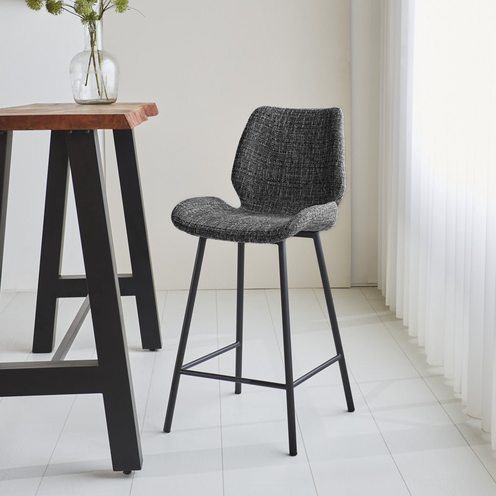 Barstol Beau chenille Dimehouse Mørkegrå LxBxH 82x54x52 Stof Atmosfærisk foto diagonalt set forfra