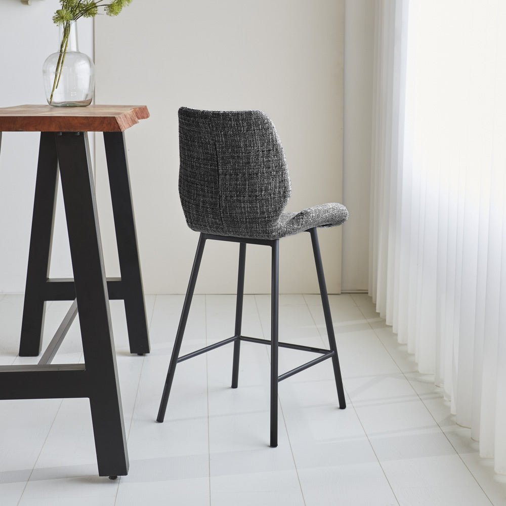 Barstol Beau chenille Dimehouse Mørkegrå LxBxH 82x54x52 Stof Atmosfærisk foto diagonalt set bagfra