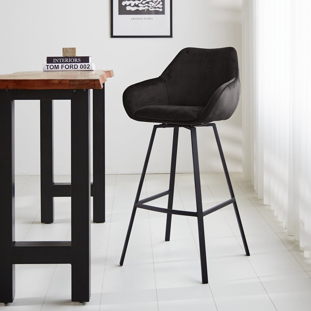 Barstol Elise Velvet Dimehouse Antracit LxBxH 95x59x57 Velvet Atmosfærisk foto diagonalt set forfra