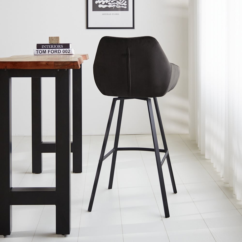 Barstol Elise Velvet Dimehouse Antracit LxBxH 95x59x57 Velvet Atmosfærisk foto diagonalt set bagfra