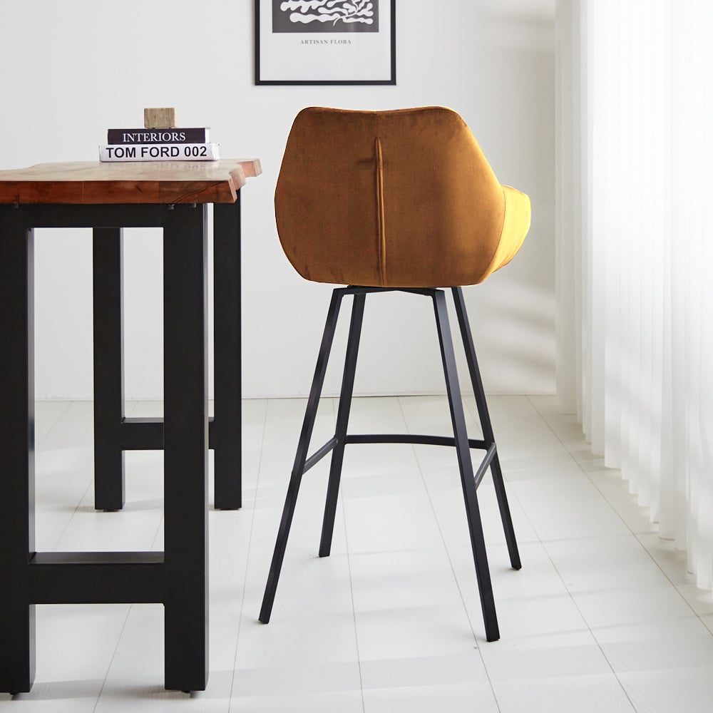 Barstol Elise Velvet Dimehouse Cognac LxBxH 95x59x57 Velvet Atmosfærisk foto diagonalt set bagfra