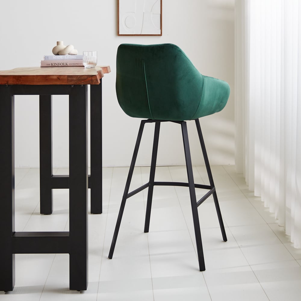 Barstol Elise Velvet Dimehouse Grøn LxBxH 95x59x57 Velvet Atmosfærisk foto diagonalt set bagfra