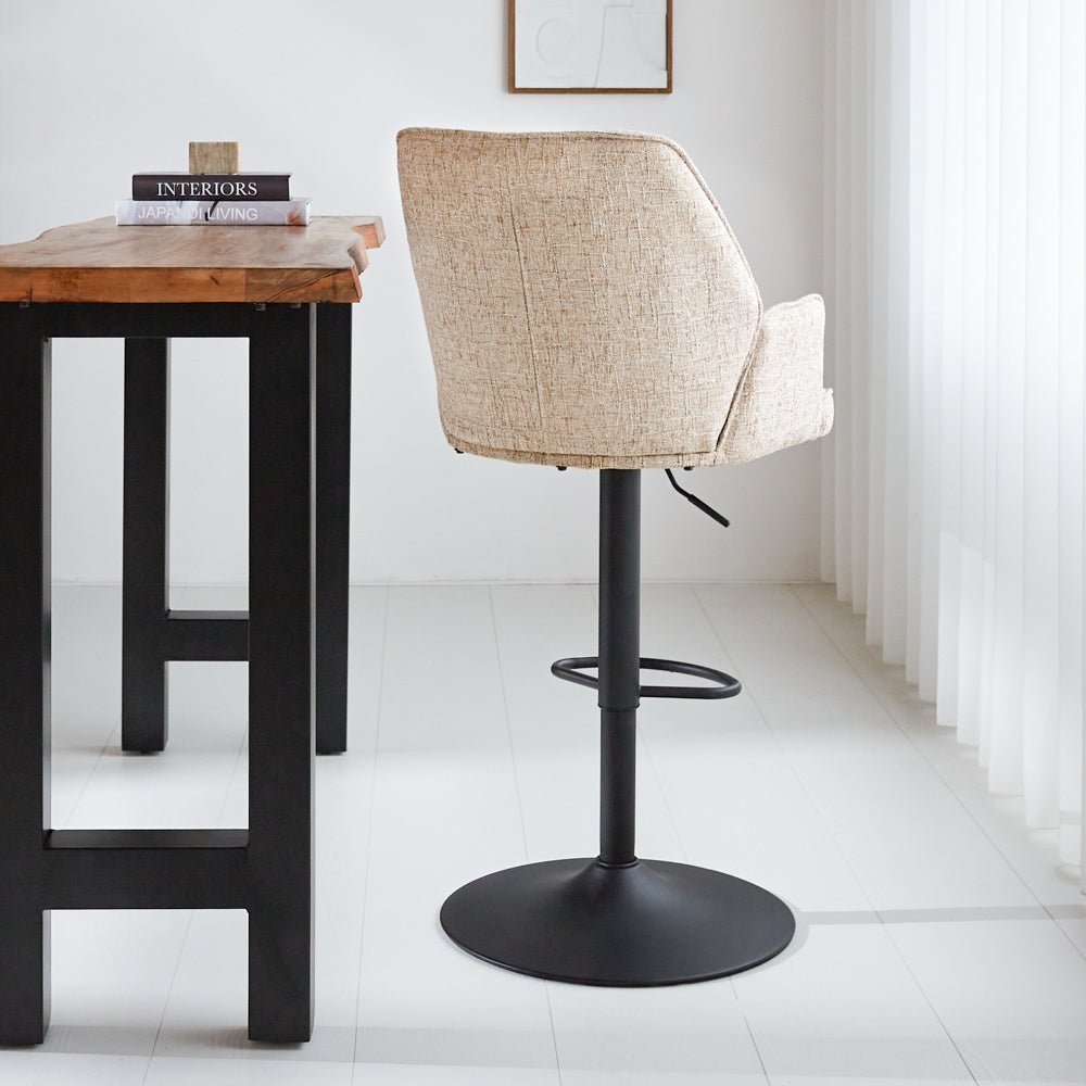 Barstol Novan chenille Dimehouse Hvid LxBxH 75x58x54 Stof Atmosfærisk foto diagonalt set bagfra
