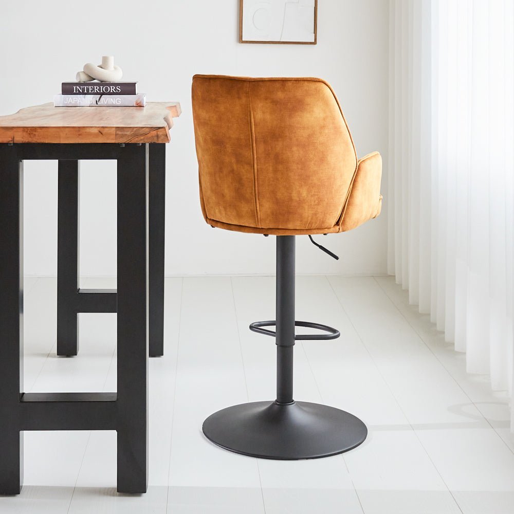 Barstol Novan fløjl Dimehouse Cognac LxBxH 75x58x54 Stof Atmosfærisk foto diagonalt set bagfra