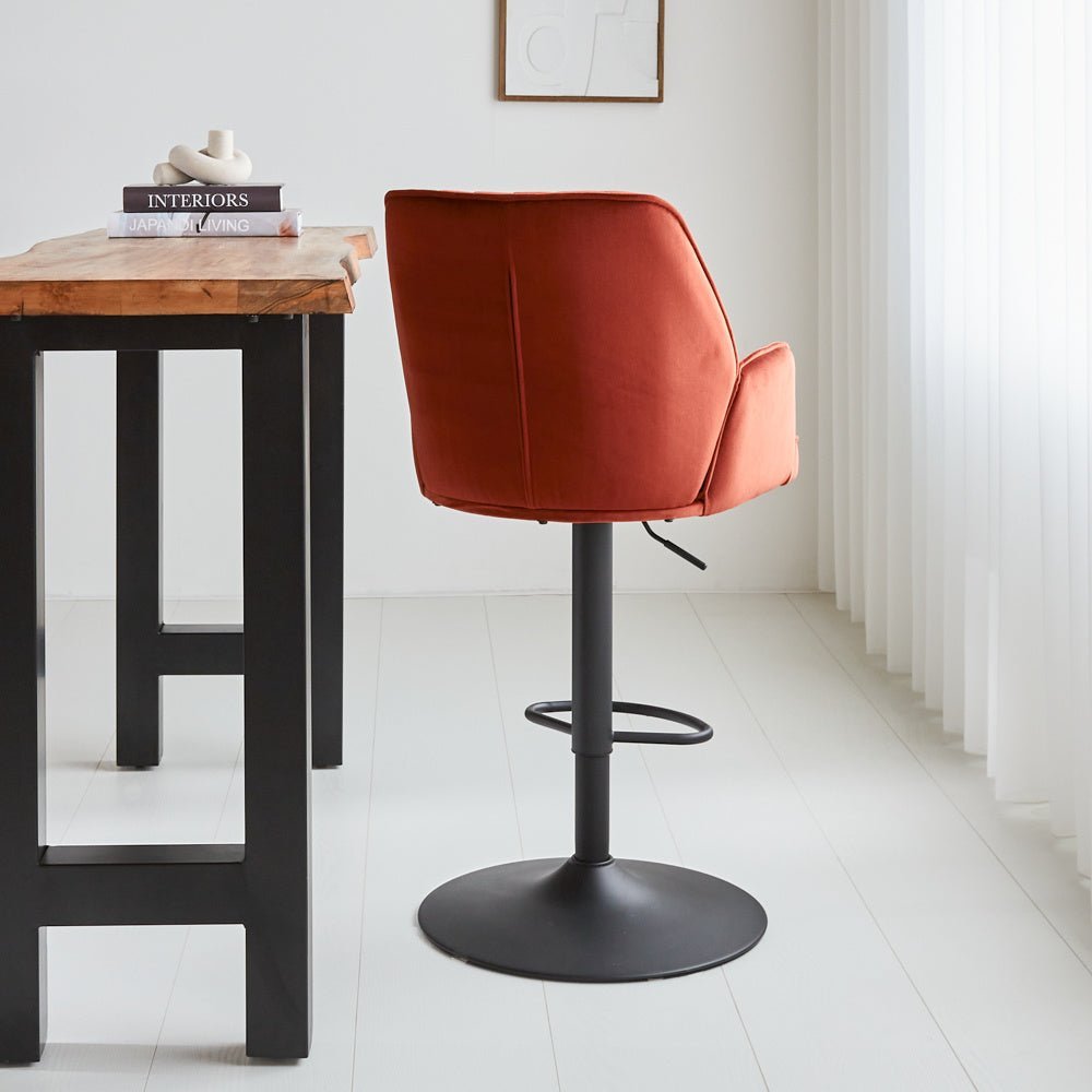 Barstol Novan fløjl Dimehouse Kobber LxBxH 75x58x54 Stof Atmosfærisk foto diagonalt set bagfra