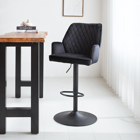 Barstol Novan fløjl Dimehouse Sort LxBxH 75x58x54 Stof Atmosfærisk foto diagonalt set forfra
