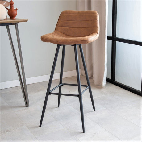 Barstol Kenton Dimehouse Cognac LxBxH 84x54x49 Mikrofiber Atmosfærisk foto diagonalt set forfra