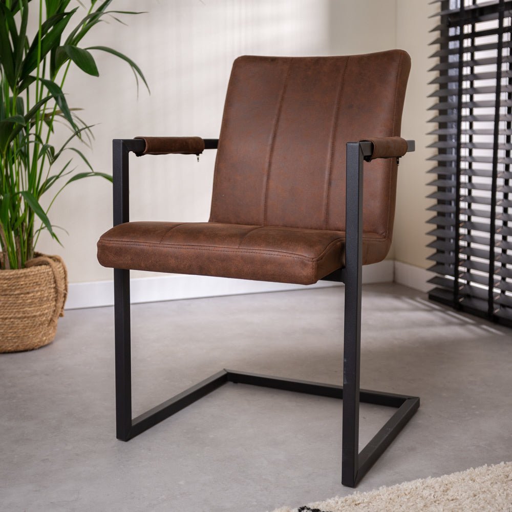 Spisestuestol Jackson Dimehouse Brun LxBxH 71x58x54 Stof Atmosfærisk foto diagonalt set forfra
