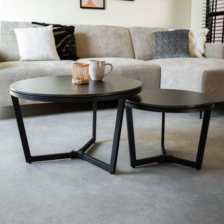 Sofabord Brady Black Dimehouse Sort LxBxH 80x80x11 Sintret sten Atmosfærisk foto diagonalt set forfra